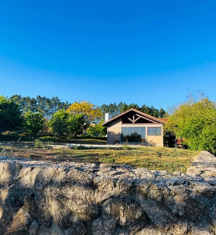 Lareira acolhedora no Chalé Íris