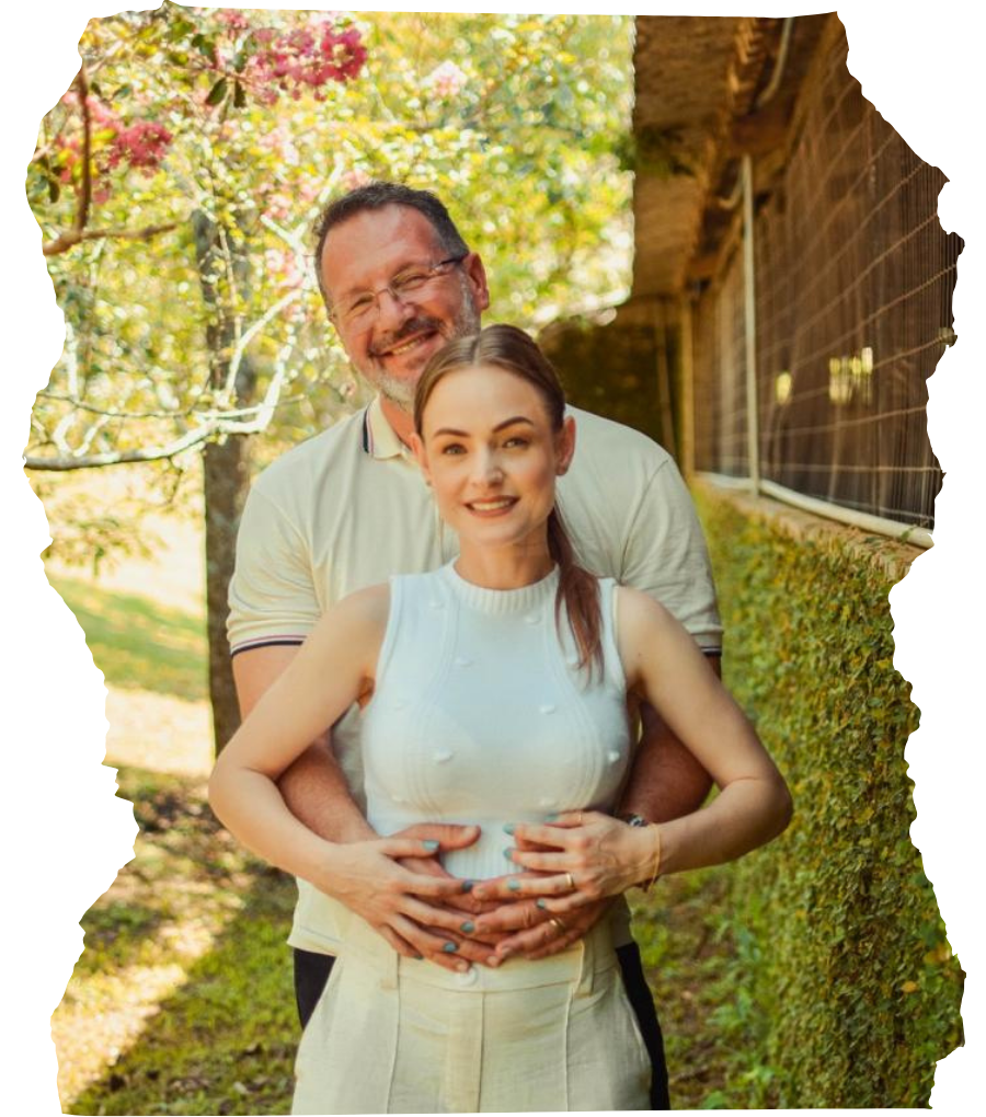 Casal vivendo momentos românticos no Chalé Íris em meio à natureza
